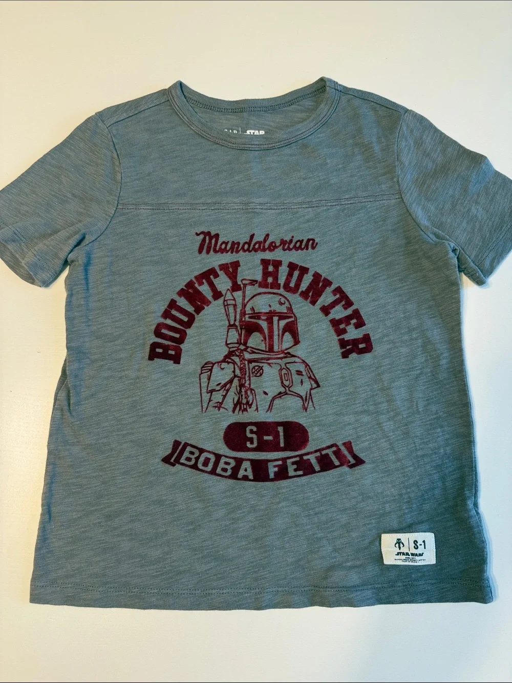 GAP Grey Tee Red Mandalorian Boba Fett Flocked Graphic Boys Girls Sz S 6-7 EUC